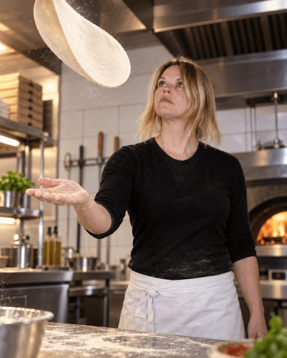 Pizzaiola Pizza Le Nomade lançant une pâte à pizza